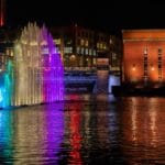 Kuva valaistusta suihkulähteestä Tammerkoskessa.