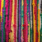 Kudottu värikäs matto